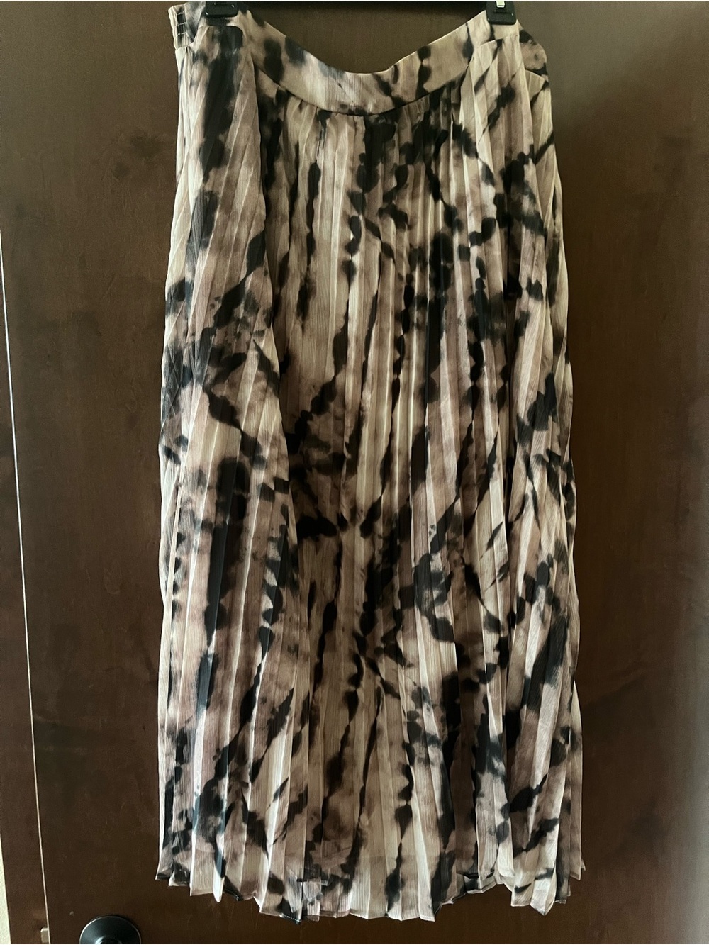 Simply Vera Vera Wang Pleated Midi Skirt in Black and Blush Pink/Rose Br Tie-Dye